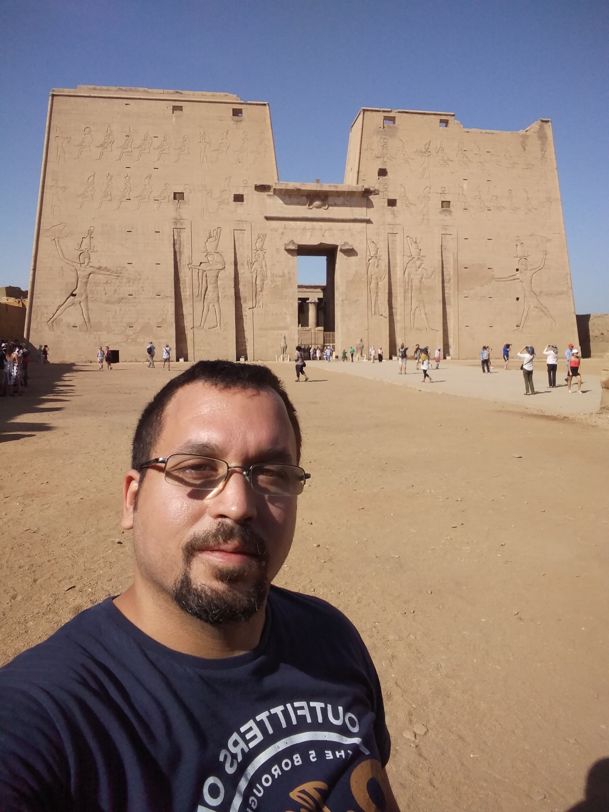 Yo en la entrada al templo de Edfu