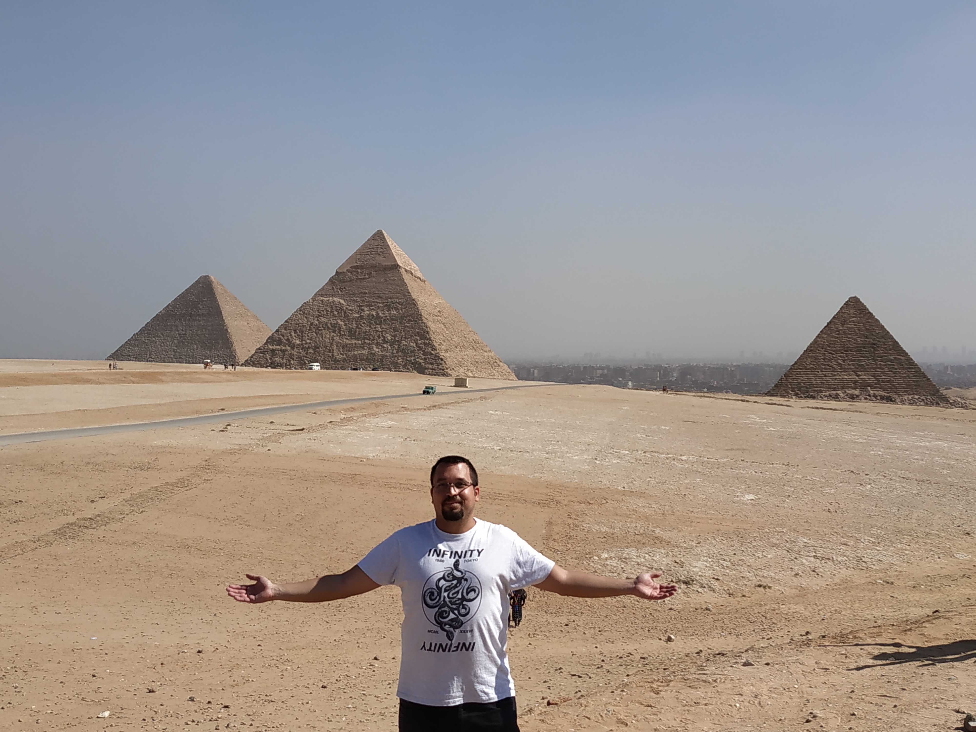 Yo con las Pirámides de Egipto al fondo