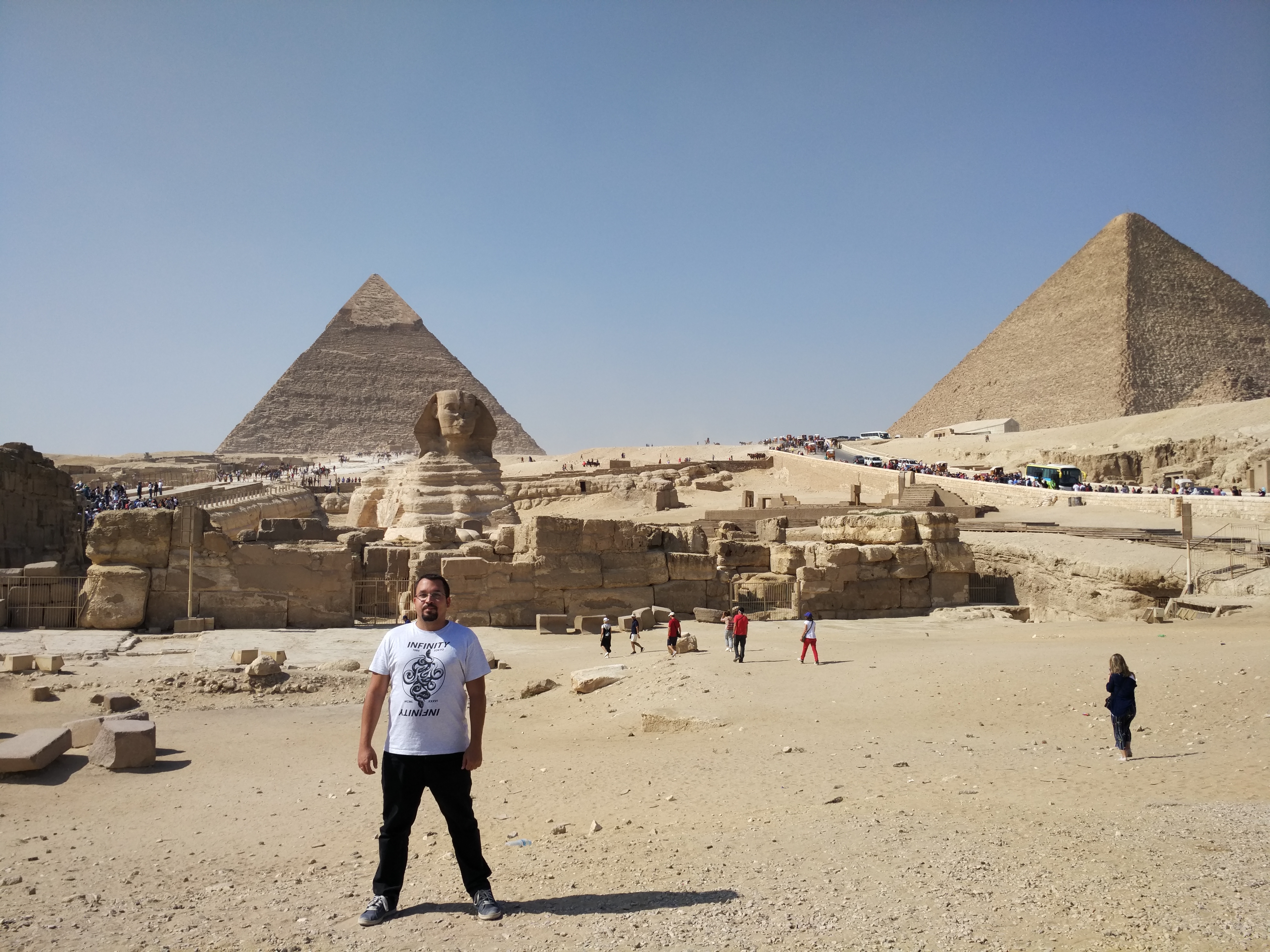 Yo con las Pirámides y la Esfinde de fondo en Egipto