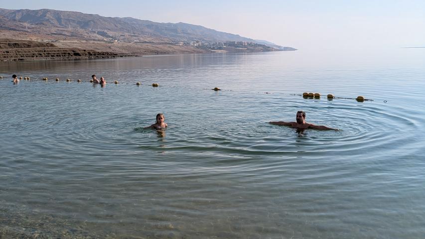 Flotando en el mar muerto